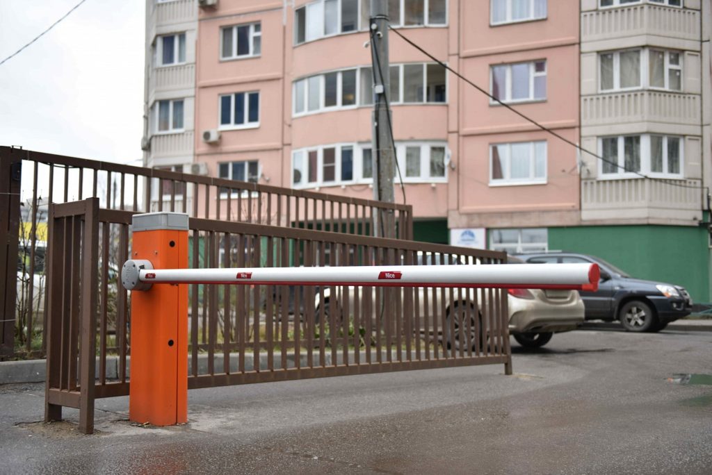 Шлагбаум во дворе