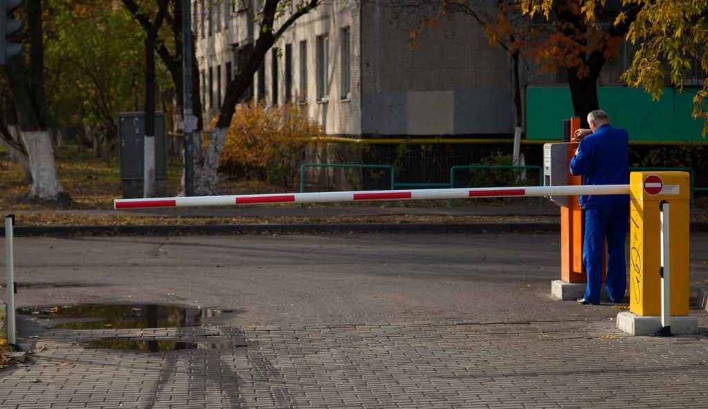 Шлагбаум во дворе