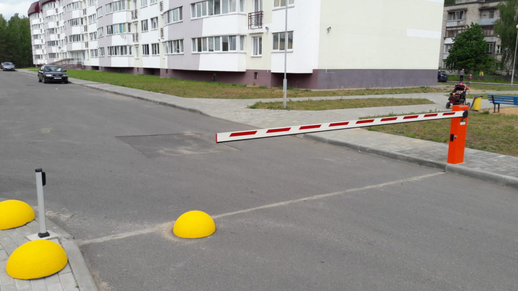 Шлагбаум во дворе