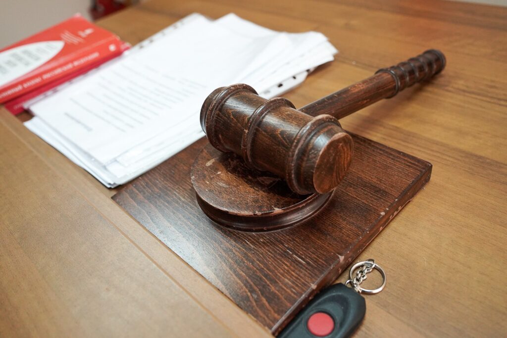 Для рассмотрения заявления на отвод судья удалится в совещательную комнату